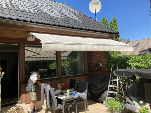 Hellesään markiisin huoltoa Hellesään markiisin huoltoa